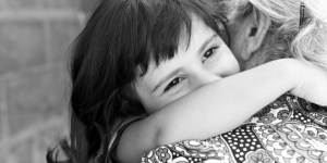 copil-imbratisat-660x330